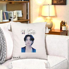 Perna Personalizata K-pop BTS V Taehyung Portret cu Autograf, 40x40 cm, Bej cu Franjuri, Husa Detasabila, Perna Inclusa, BEKZ®