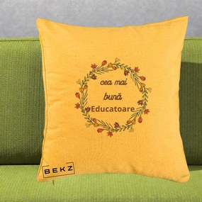 Cadou pentru Educatoare - Perna Personalizata Cea mai Buna Educatoare cu Coronita Florala Colorata, 40x40 cm, Galben, Husa Detasabila, Perna Inclusa, BEKZ®