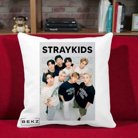 Perna Personalizata K-pop Stray Kids STRAYKIDS Alb-Negru cu Foto Grup, 40x40 cm, Alba Mata, Husa Detasabila, Perna Inclusa, BEKZ®