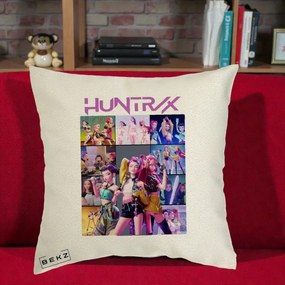 Perna Personalizata K-pop HUNTRX Colaj Animat Foto Grup, 40x40 cm, Ecru, Husa Detasabila, Perna Inclusa, BEKZ®