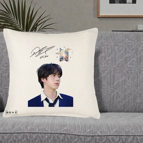 Perna Personalizata K-pop BTS Jin Portret Tinuta Albastra Autograf, 40x40 cm, Crem Reliefat, Husa Detasabila, Perna Inclusa, BEKZ®