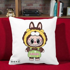 Perna Personalizata Labubu Leu Galben cu Salopeta, 40x40 cm, Alba Mata, Husa Detasabila, Perna Inclusa, BEKZ®
