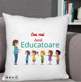 Cadou pentru Educatoare - Perna Personalizata Cea mai Buna Educatoare cu Ilustratie Copii si Educatoare, 40x40 cm, Alb Pufos, Husa Detasabila, Perna Inclusa, BEKZ®