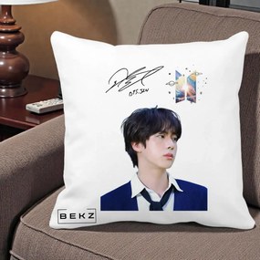 Perna Personalizata K-pop BTS Jin Portret Tinuta Albastra Autograf, 40x40 cm, Alba Mata, Husa Detasabila, Perna Inclusa, BEKZ®