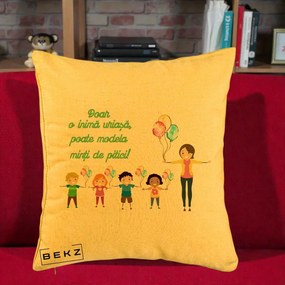 Cadou pentru Educatoare - Perna Personalizata Doar o Inima Uriasa poate Modela Minti de Pitici cu Educatoare si Baloane, 40x40 cm, Galben, Husa Detasabila, Perna Inclusa, BEKZ®