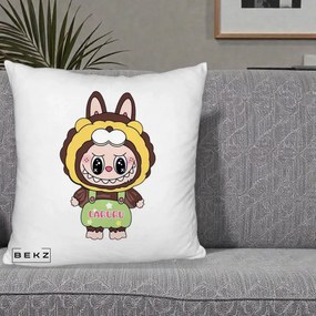 Perna Personalizata Labubu Leu Galben cu Salopeta, 40x40 cm, Alb Pufos, Husa Detasabila, Perna Inclusa, BEKZ®