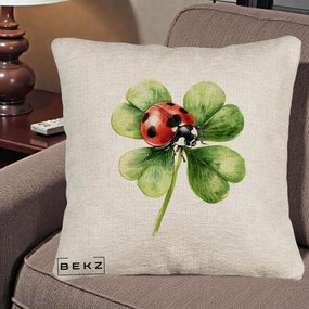 Perna Decorativa Buburuza Norocoasa pe Trifoi cu Patru Foi, 40x40 cm, Bej Canapea, Husa Detasabila, Perna Inclusa, BEKZ®