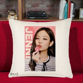 Perna Personalizata K-pop BLACKPINK Jennie cu Semnatura si Fond Roz, 40x40 cm, Crem Reliefat, Husa Detasabila, Perna Inclusa, BEKZ®