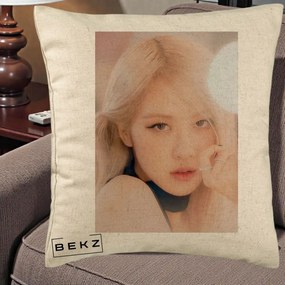 Perna Personalizata K-pop BLACKPINK Rose Blond cu Inel Roz Pastel, 40x40 cm, Bej, Husa Detasabila, Perna Inclusa, BEKZ®