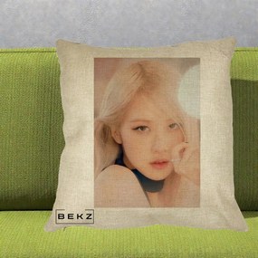 Perna Personalizata K-pop BLACKPINK Rose Blond cu Inel Roz Pastel, 40x40 cm, Crem, Husa Detasabila, Perna Inclusa, BEKZ®