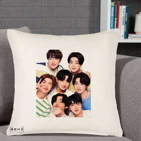 Perna Personalizata K-pop BTS Bangtan Boys Portret Grup Fanart, 40x40 cm, Crem Reliefat, Husa Detasabila, Perna Inclusa, BEKZ®