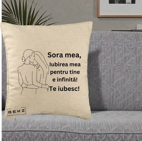 Cadou pentru Sora - Perna Personalizata Sora Mea Te Iubesc Imbratisare din Spate Line Art, 40x40 cm, Bej, Husa Detasabila, Perna Inclusa, BEKZ®