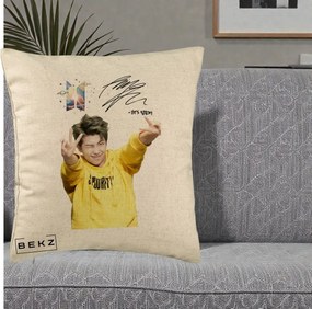 Perna Personalizata K-pop BTS RM Namjoon Hanorac Galben Autograf, 40x40 cm, Bej, Husa Detasabila, Perna Inclusa, BEKZ®