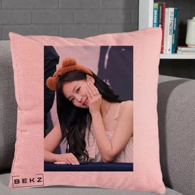 Perna Personalizata K-pop BLACKPINK Jennie Cute cu Diadema Ursulet, 40x40 cm, Roz, Husa Detasabila, Perna Inclusa, BEKZ®