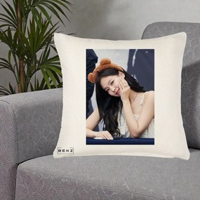 Perna Personalizata K-pop BLACKPINK Jennie Cute cu Diadema Ursulet, 40x40 cm, Crem Reliefat, Husa Detasabila, Perna Inclusa, BEKZ®