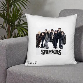 Perna Personalizata K-pop Stray Kids Outfit Negru, 40x40 cm, Alb Pufos, Husa Detasabila, Perna Inclusa, BEKZ®
