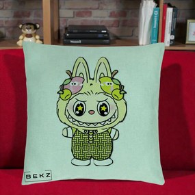 Perna Personalizata Labubu Galben cu Mere si Salopeta, 40x40 cm, Verde Menta, Husa Detasabila, Perna Inclusa, BEKZ®