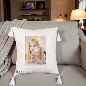 Perna Personalizata K-pop BLACKPINK Rose cu Papusa Iepure, 40x40 cm, Bej cu Franjuri, Husa Detasabila, Perna Inclusa, BEKZ®