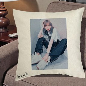 Perna Personalizata K-pop BLACKPINK Lisa, 40x40 cm, Ecru, Husa Detasabila, Perna Inclusa, BEKZ®