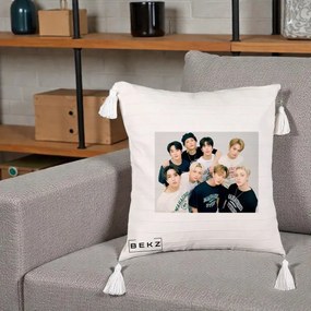 Perna Personalizata K-pop Stray Kids Foto Grup Text, 40x40 cm, Bej cu Franjuri, Husa Detasabila, Perna Inclusa, BEKZ®