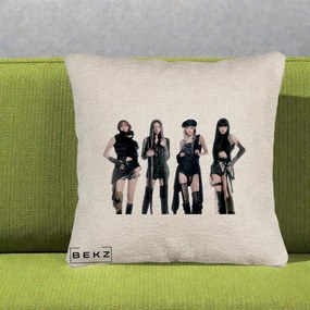 Perna Personalizata K-pop BLACKPINK Tinute Negre Elegante Grup, 40x40 cm, Bej Canapea, Husa Detasabila, Perna Inclusa, BEKZ®