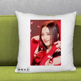 Perna Personalizata K-pop BLACKPINK Jisoo Rosu, 40x40 cm, Alb Pufos, Husa Detasabila, Perna Inclusa, BEKZ®