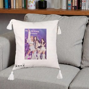 Perna Personalizata K-pop BLACKPINK The Show Concert cu 4 Membre pe Scena, 40x40 cm, Bej cu Franjuri, Husa Detasabila, Perna Inclusa, BEKZ®
