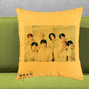 Perna Personalizata K-pop Stray Kids Foto Grup Alb All-White cu 8 Membrii, 40x40 cm, Galben, Husa Detasabila, Perna Inclusa, BEKZ®