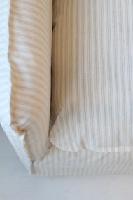 Canapea 3 locuri din in crem cu dungi latte, umplutură din pene de rață și 5 perne decorative, „Malo”