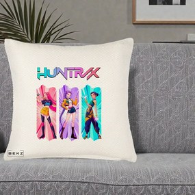 Perna Personalizata K-pop HUNTRX Trio cu Pisica in Benzi, 40x40 cm, Crem Reliefat, Husa Detasabila, Perna Inclusa, BEKZ®