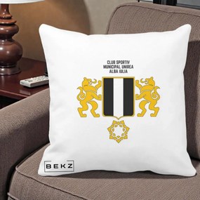 Perna Personalizata CSM Unirea Alba Iulia Fotbal, 40x40 cm, Alba Mata, Husa Detasabila, Perna Inclusa, BEKZ®