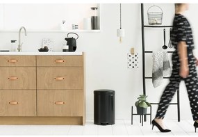 Coș de gunoi negru mat cu pedală din oțel 20 l NewIcon – Brabantia