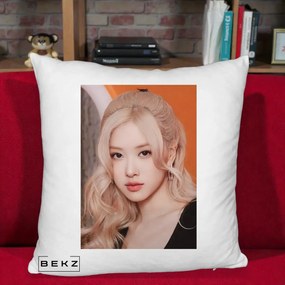 Perna Personalizata K-pop BLACKPINK cu Funda Rosie, 40x40 cm, Alb Pufos, Husa Detasabila, Perna Inclusa, BEKZ®