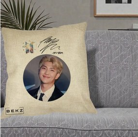 Perna Personalizata K-pop BTS RM Namjoon Portret Cerc cu Autograf, 40x40 cm, Crem, Husa Detasabila, Perna Inclusa, BEKZ®