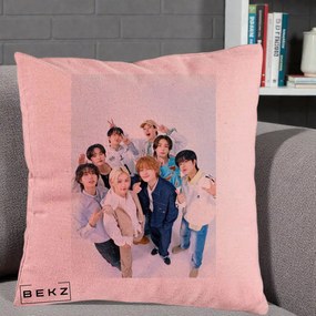 Perna Personalizata K-pop Stray Kids Foto Grup Alb cu 8 Membrii de Sus, 40x40 cm, Roz, Husa Detasabila, Perna Inclusa, BEKZ®