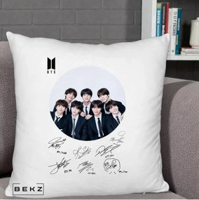 Perna Personalizata K-pop BTS Fotografie Grup Costum Negru si Autografe Cerc, 40x40 cm, Alb Pufos, Husa Detasabila, Perna Inclusa, BEKZ®