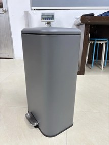 HOMCOM Coș de gunoi dreptunghiular cu pedală 30L, cu găleată interioară detașabilă, închidere silențioasă, mâner, gri închis | Aosom Romania