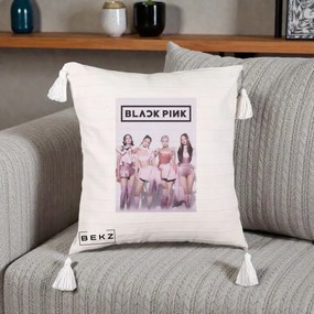 Perna Personalizata K-pop BLACKPINK Poster Roz Tinute Coordonate, 40x40 cm, Bej cu Franjuri, Husa Detasabila, Perna Inclusa, BEKZ®