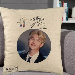 Perna Personalizata K-pop BTS RM Namjoon Portret Cerc cu Autograf, 40x40 cm, Bej, Husa Detasabila, Perna Inclusa, BEKZ®