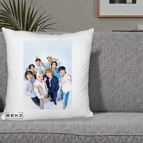 Perna Personalizata K-pop Stray Kids Foto Grup Alb cu 8 Membrii de Sus, 40x40 cm, Alb Pufos, Husa Detasabila, Perna Inclusa, BEKZ®