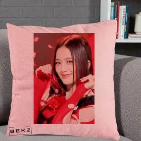 Perna Personalizata K-pop BLACKPINK Jisoo Rosu, 40x40 cm, Roz, Husa Detasabila, Perna Inclusa, BEKZ®