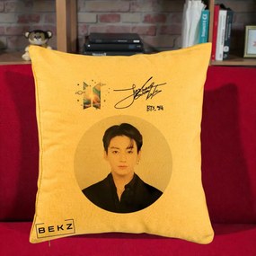 Perna Personalizata K-pop BTS Jungkook Portret cu Autograf, 40x40 cm, Galben, Husa Detasabila, Perna Inclusa, BEKZ®