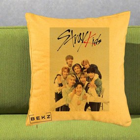 Perna Personalizata K-pop Stray Kids cu Foto Grup Alb-Albastru, 40x40 cm, Galben, Husa Detasabila, Perna Inclusa, BEKZ®