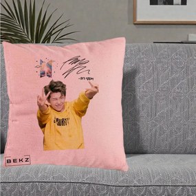 Perna Personalizata K-pop BTS RM Namjoon Hanorac Galben Autograf, 40x40 cm, Roz, Husa Detasabila, Perna Inclusa, BEKZ®