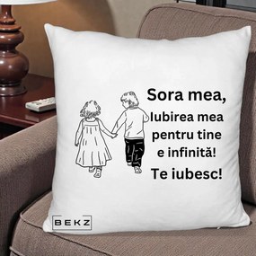 Cadou pentru Sora - Perna Personalizata Sora Mea Te Iubesc Copii Tinand Maini din Spate, 40x40 cm, Alb Pufos, Husa Detasabila, Perna Inclusa, BEKZ®