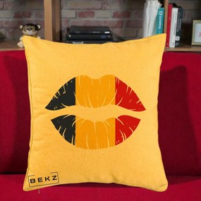Perna Personalizata Buze Tricolor Romania, 40x40 cm, Galben, Husa Detasabila, Perna Inclusa, BEKZ®