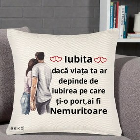 Cadou pentru Iubita - Perna Personalizata Iubita Nemuritoare cu Cuplu Acuarela Roz si Inimi, 40x40 cm, Crem Reliefat, Husa Detasabila, Perna Inclusa, BEKZ®