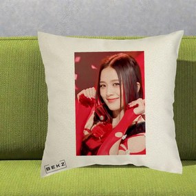 Perna Personalizata K-pop BLACKPINK Jisoo Rosu, 40x40 cm, Ecru, Husa Detasabila, Perna Inclusa, BEKZ®