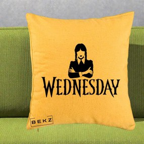 Perna Personalizata Wednesday Addams cu Brate Incrucisate, 40x40 cm, Galben, Husa Detasabila, Perna Inclusa, BEKZ®