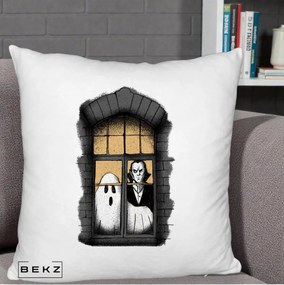 Perna Decorativa Halloween Fantoma si Dracula la Fereastra, 40x40 cm, Alb Pufos, Husa Detasabila, Perna Inclusa, BEKZ®
